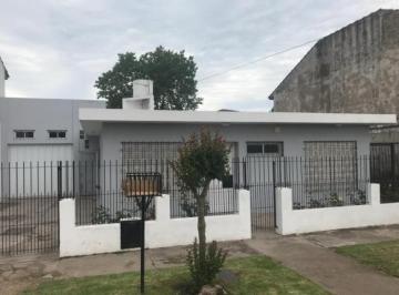 Imagen1 · Casa con Garage 4 Ambientes, Parque y Cochera Para 3 Autos. Barrio Lopez de Gomara