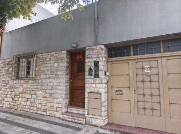 Casa · 234m² · 14 Ambientes · 1 Cochera · Casa con 3 Departamentos en Venta Excelente Ubicacion