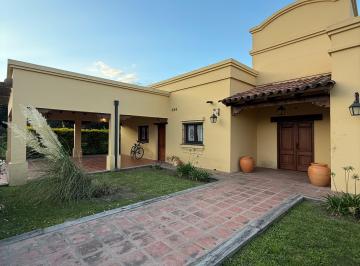 Casa de 8 ambientes, Cerrillos · Casa en Barrio Privado Los Olmos 3 Dorm. en Venta, Lote 1050 m²