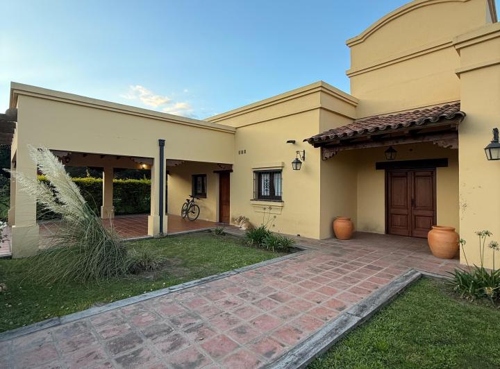 Casa · 250m² · 8 Ambientes · 4 Cocheras
