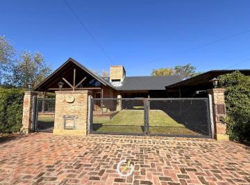 Casa · 176m² · 6 Ambientes · 3 Cocheras · Venta Casa 3 Domitorios con Quincho y Cochera en Aldea