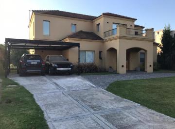 Casa · 249m² · 5 Ambientes · 2 Cocheras · Casa en Venta a La Laguna en Barrio Santa Catalina