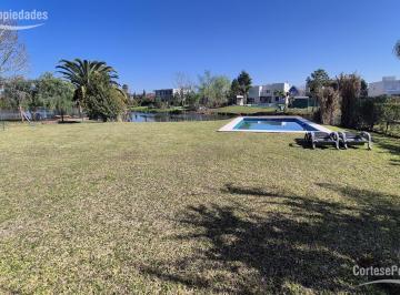 Casa · 249m² · 5 Ambientes · 2 Cocheras · Casa en Venta a La Laguna en Barrio Santa Catalina