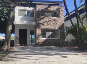 Casa · 170m² · 4 Ambientes · 2 Cocheras · Casa en Venta en Complejo Cerrado Villa Elvira - Pacheco