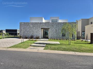 Casa · 223m² · 5 Ambientes · Casa en Venta a La Laguna en Barrio Santa Ana - Villanueva