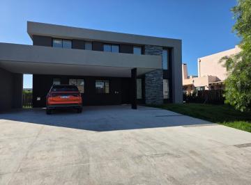 Casa · 245m² · 5 Ambientes · 2 Cocheras · Venta Casa 5 Amb. a Estrenar a La Laguna Barrio San Matias Escobar