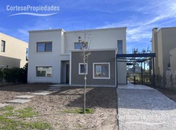 Casa · 180m² · 4 Ambientes · 1 Cochera · Casa en Venta en El Barrio Santa Ana