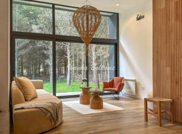 Casa de 5 ambientes, Costa Esmeralda · Casa de Diseño con 251 m² - 4 Dorm. en Venta Costa Esmeralda Arbolada Pileta