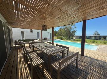 Casa · 250m² · 5 Ambientes · 2 Cocheras · Casa en Alquiler en Jose Ignacio