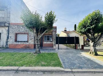 Casa · 140m² · 3 Ambientes · 4 Cocheras · Venta de Casa 3 Ambientes con Parque y Cochera en Berazategui