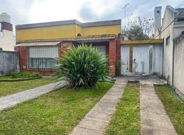 Casa · 117m² · 4 Ambientes · 2 Cocheras · Casa en Venta en Castelar Excelente Ubicacion Apto Credito