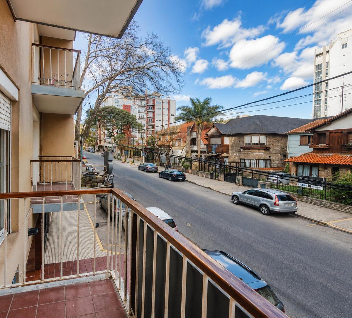 Depto 2 amb con balcón a la calle — Güemes