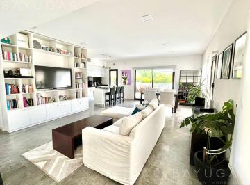 Casa · 103m² · 4 Ambientes · 4 Cocheras · Venta Casa - 4 Ambientes - Pilar - Apto Crédito