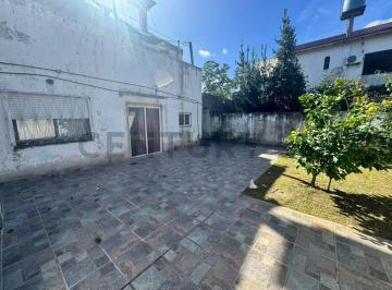 Casa · 68m² · 4 Dormitorios · Venta Casa a Reciclar con Patio, Cochera y Terraza en Morón