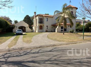 Casa · 700m² · 15 Ambientes · 2 Cocheras · Casa Unica en Country Jockey Club, 2 Lotes Fondo Golf.
