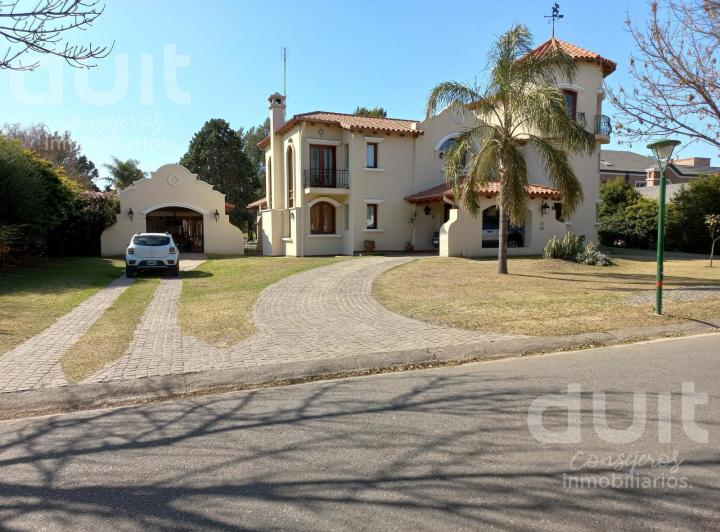 Casa · 700m² · 15 Ambientes · 2 Cocheras