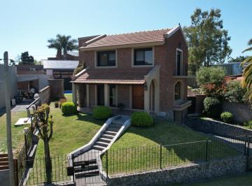 Casa · 210m² · 3 Dormitorios · 1 Cochera · Destacada Propiedad en La Bahía de Colonia - Antonio Lussich