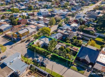 Casa · 156m² · 4 Ambientes · 1 Cochera · Lote en Esquina de 447 m² con Casa a Reciclar o Demoler – Apto Crédito