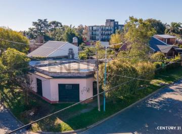 Casa · 156m² · 4 Ambientes · 1 Cochera · Lote en Esquina de 447 m² con Casa a Reciclar o Demoler – Apto Crédito