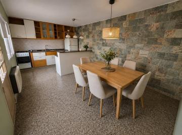 Casa · 142m² · 8 Ambientes · 1 Cochera · Venta - Casa 2 Dorm. con Cochera, Pileta y Quincho