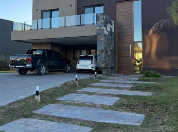 Casa · 5 Ambientes · 2 Cocheras · Casa en Terralagos