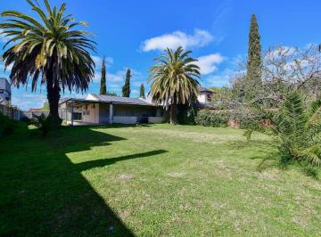 Casa · 1100m² · 2 Dormitorios · 3 Cocheras · Casa en Los Hornos