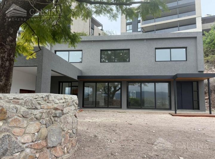 Casa · 300m² · 5 Ambientes · 2 Cocheras