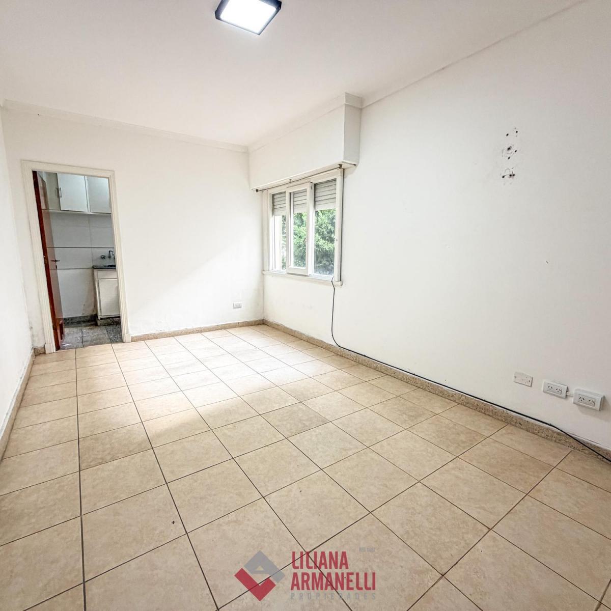 Departamento de 1 ambiente al lateral. Amplio. Luminoso. Cocina separada con ventilación natural. Lavadero. Amplio placard en pasillo. Baño completo con bañera. Baulera. 25 mts. Cochera cubierta.