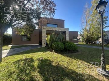 Casa · 240m² · 5 Ambientes · 3 Cocheras · Espectacular Casa en Santa Juana
