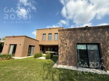 Casa · 240m² · 5 Ambientes · 3 Cocheras · Espectacular Casa en Santa Juana