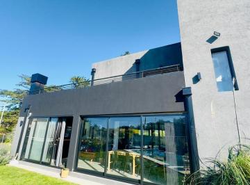Casa · 200m² · 4 Ambientes · 2 Cocheras · Casa en Los Acantilados