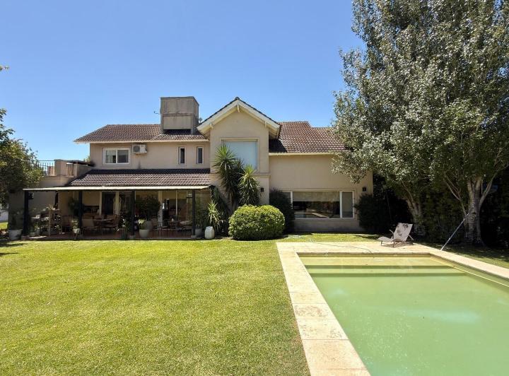 Casa · 210m² · 4 Ambientes