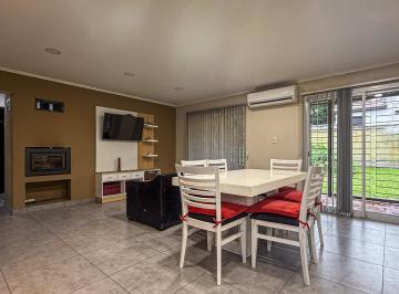 Casa · 193m² · 4 Ambientes · 2 Cocheras · Casa 4 Ambientes en Venta Mar del Plata con Parque y Cochera