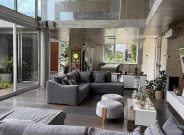 Casa · 611m² · 7 Ambientes · 4 Cocheras · Venta de Casa en El Barrio Kentucky - 4 Dorm.