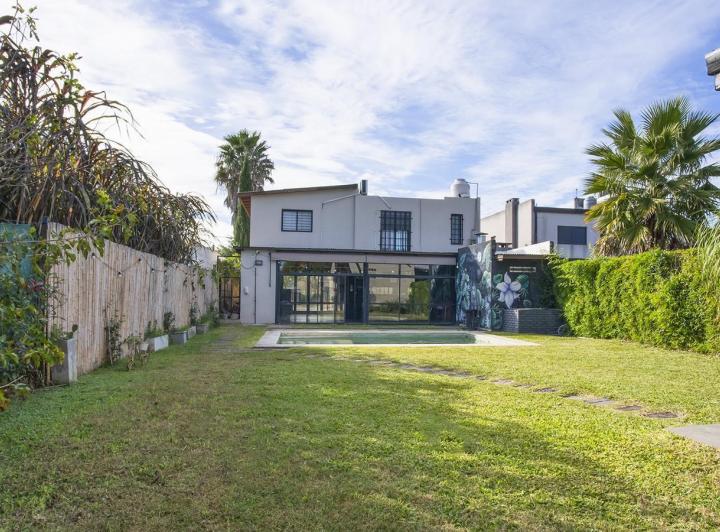 Casa · 250m² · 5 Ambientes · 2 Cocheras