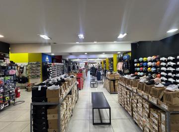 Local comercial · 740m² · Local en Alquiler - Excelente Ubicacion Cruce de Castelar