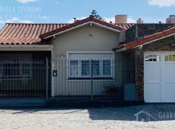 Casa · 136m² · 4 Ambientes · 1 Cochera · Casa 4 Ambientes Venta Banfield