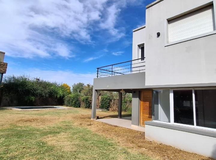 Casa · 80m² · 4 Ambientes · 1 Cochera
