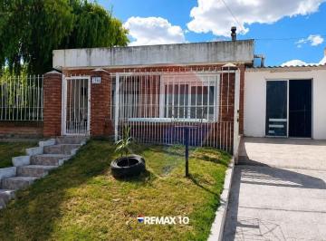 Casa · 101m² · 5 Ambientes · 1 Cochera · Propiedad Solida, Cómoda y con Gran Potencial