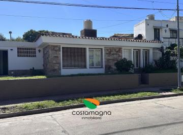 Casa · 296m² · 8 Ambientes · 1 Cochera · Casa Dpto a La Venta en Juniors