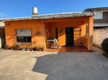 Casa · 90m² · 3 Ambientes · 2 Cocheras · Venta Lote con Casa 3 Ambientes Castelar Gran Oportunidad