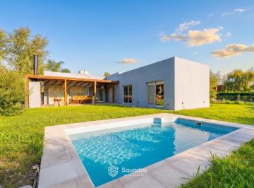 Casa · 210m² · 5 Ambientes · 2 Cocheras · Venta - Casa de 3 Dorm., Cochera Doble y Pileta - Pueblo Esther - Apto Crédito.