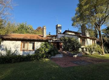 Casa · 307m² · 5 Dormitorios · Casa en Venta en Bella Vista - 5 Dorm. - Pileta y Gran Parque Sobre Lote de 1390 m² Totales.