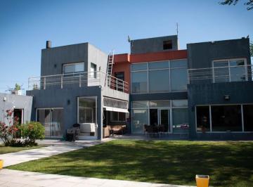 Casa · 300m² · 5 Ambientes · 1 Cochera · Casa en Canning (Ezeiza)