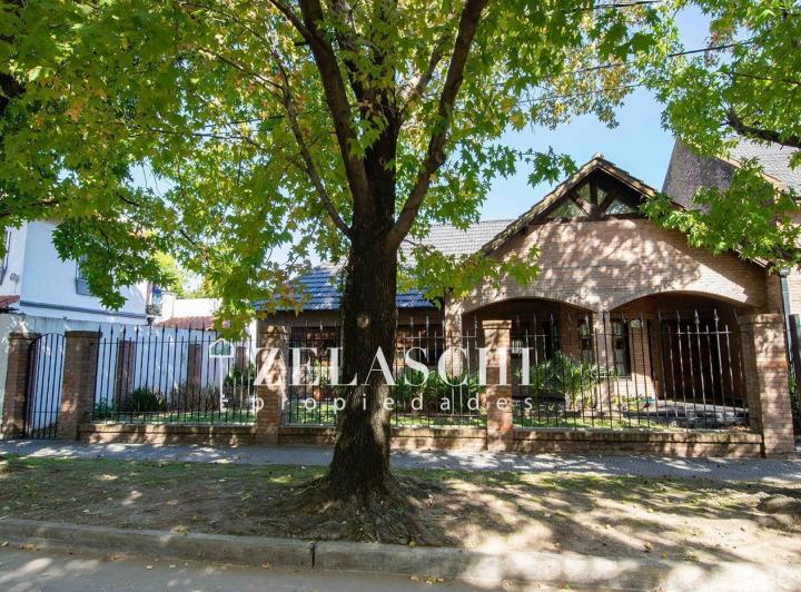 Casa · 204m² · 6 Ambientes · 2 Cocheras