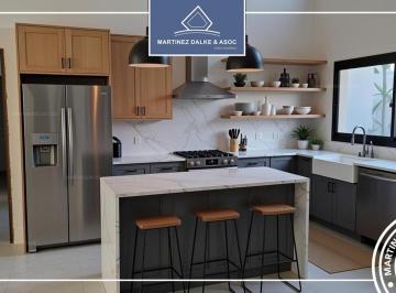Casa · 160m² · 4 Ambientes · 2 Cocheras · Casa 3 Dorm. y 2 Baños