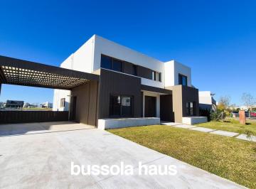 Casa · 215m² · 3 Dormitorios · 2 Cocheras · Casa 3 Dorm. Al Lago en Santa Ana, Villanueva