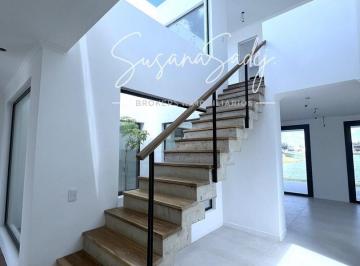 Casa · 233m² · 4 Ambientes · 1 Cochera · Casa Chalet en Venta en Santa Ana, Villanueva, Tigre