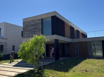 Casa · 226m² · 5 Ambientes · 1 Cochera · Casa en Venta en Laguna Grande, Villanueva, Tigre
