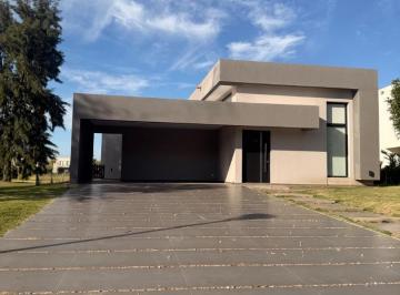 Casa · 260m² · 4 Ambientes · 6 Cocheras · Casa a La Venta en Terralagos. Oportunidad!